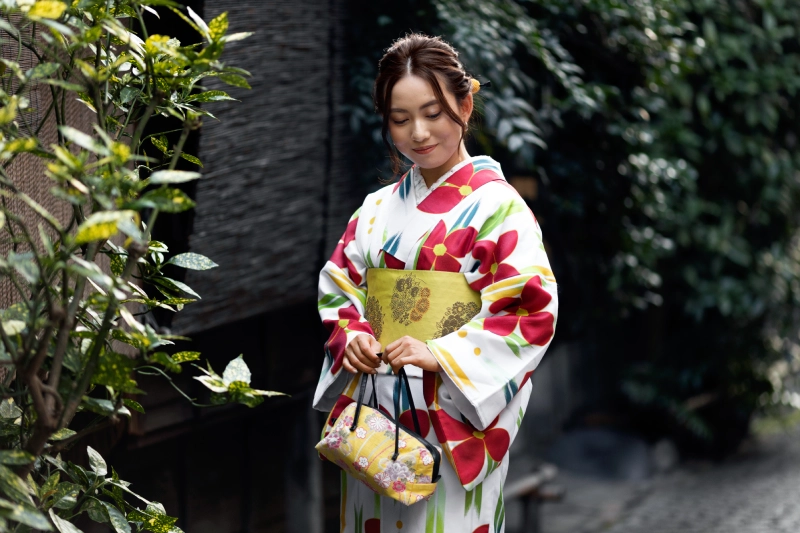 femme japonaise qui porte un kimono aux motifs traditionnels