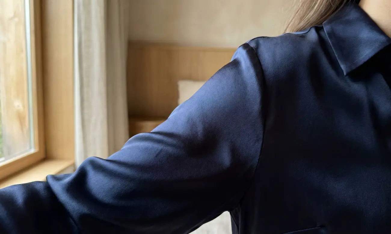 l'éclat nacré d'une chemise en soie femme