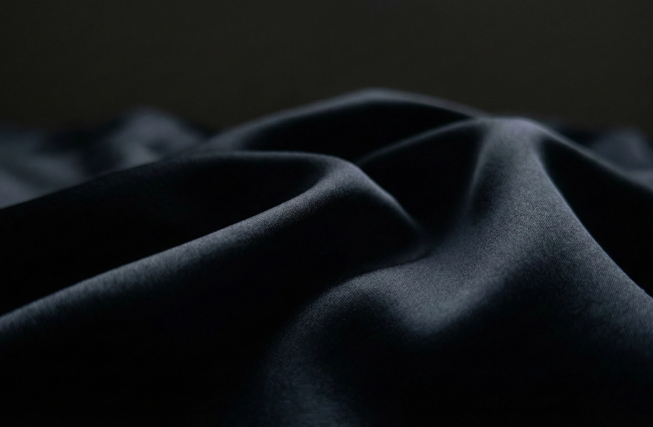 profondeur chromatique de la soie noire